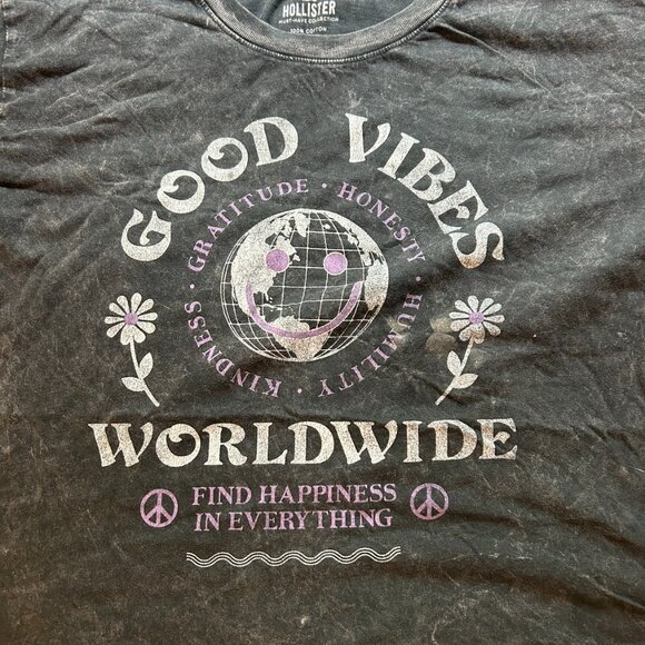 Hollister Women's Graphic Tee - Picture 2 of 5